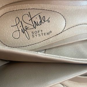 Life Stride Dress Pump! Wore them twice! Brand is known for comfort!